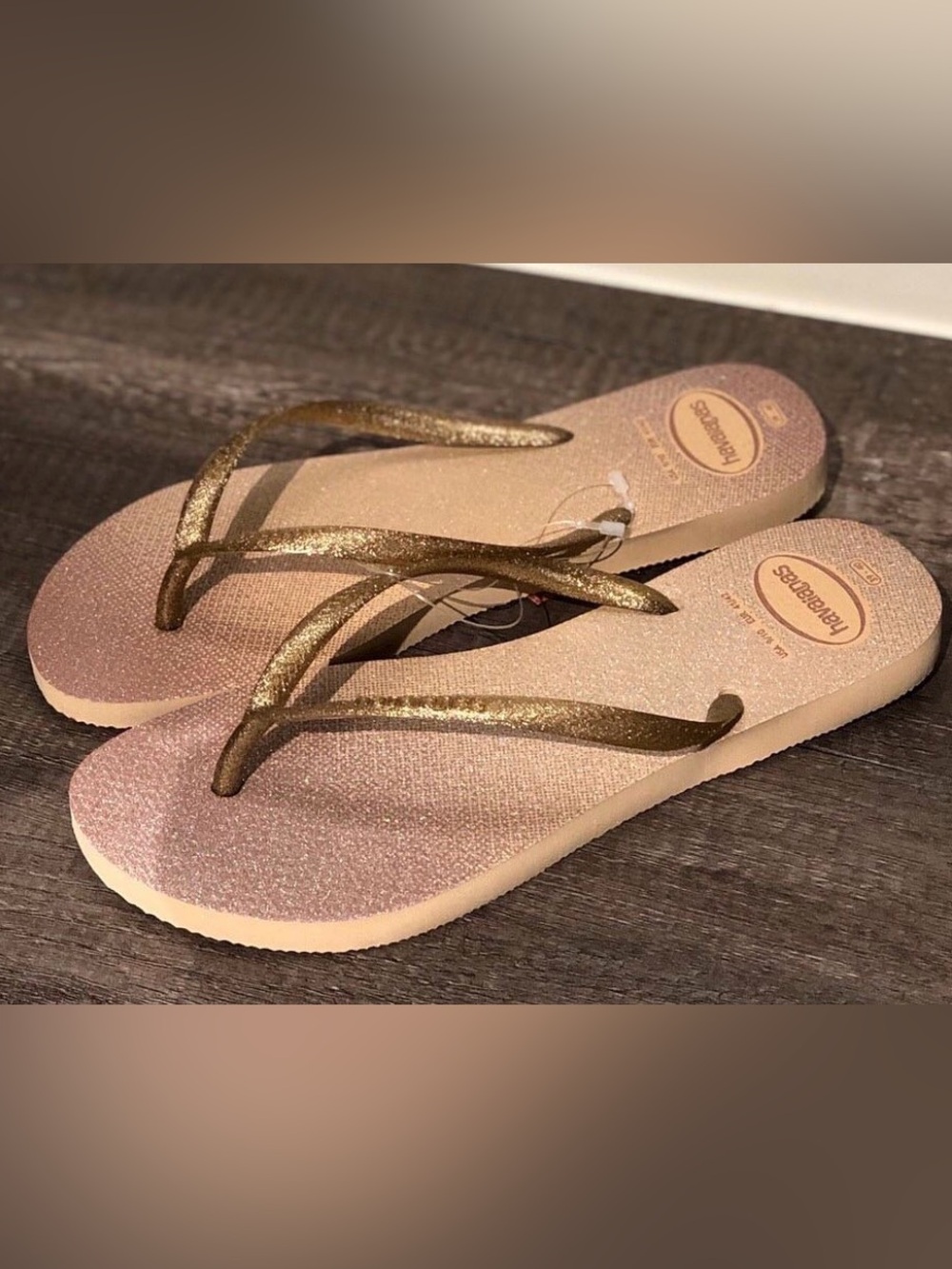 Havaianas Women's Metallic Gold flip flop size US6